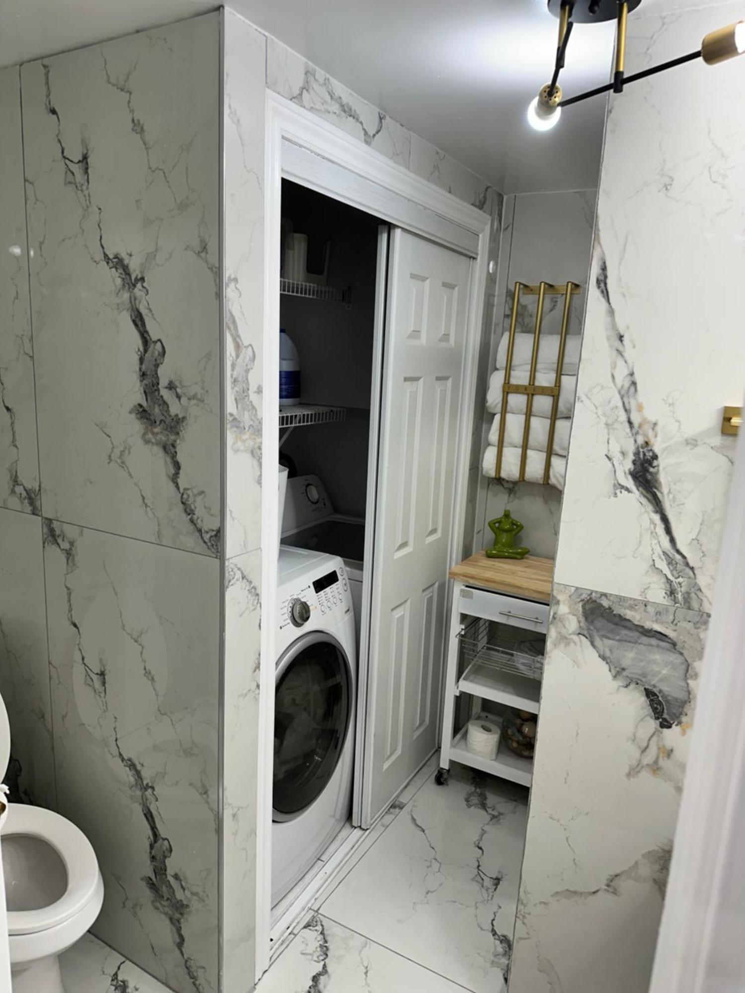 Luxurious 1000 Sq Ft Oasis Apartment แบรมพ์ตัน ภายนอก รูปภาพ